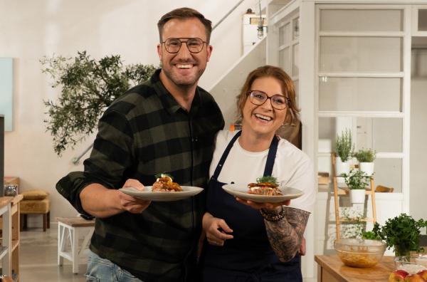 Bild 1 von 1: Foodbloggerin und Köchin Christina Becher ist zu Gast bei Spitzenkoch Sören Anders. Christina bringt einen deftigen Klassiker aus ihrer Heimat, dem Rheinland, mit: Rheinische Döppekooche.