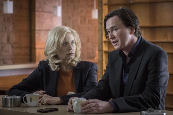 Bild 1 von 4: Isabel von Brede (Sabine Postel, l.); Gerd Matuschek (Uwe Bohm, r.)