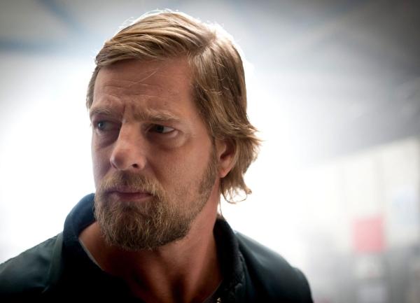 Bild 1 von 30: (4. Staffel) - Mick Brisgau (Henning Baum) hält sich seit Monaten im Wald versteckt - nur seine Vertraute, die Uschi, weiß, wo er ist - und verrät schließlich Andreas das Versteck. Da gelingt es Andreas, wozu sich kein anderer Kollege imstande fühlt, den \