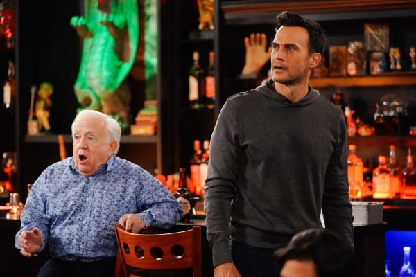 Bild 1 von 14: Phil (Leslie Jordan, l.); Max (Cheyenne Jackson, r.)