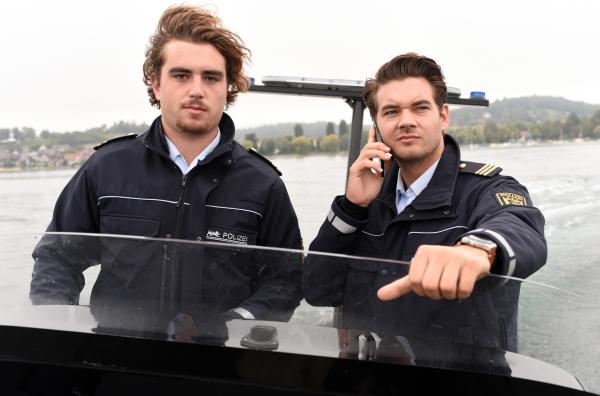 Bild 1 von 3: Bootsführer (Theo Floetemeyer, l.) und Jakob Frings (Max König, r.) sind auf der Suche nach einer Verdächtigen.