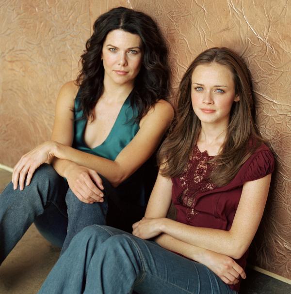 Bild 1 von 23: (3. Staffel) - Tag für Tag kämpfen sich Lorelai (Lauren Graham, l.) und Rory (Alexis Bledel, r.) durch große und kleine Schwierigkeiten ...