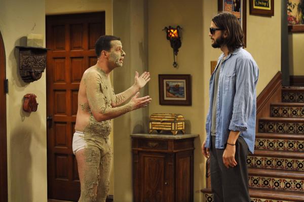 Bild 1 von 14: Alan Harper (Jon Cryer, l.); Walden Schmidt (Ashton Kutcher, r.)