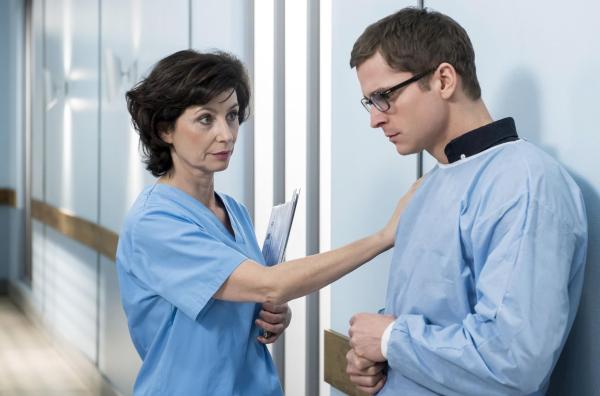 Bild 1 von 10: Prof. Karin Patzelt (Marijam Agischewa, l.); Elias (Stefan Ruppe, r.)