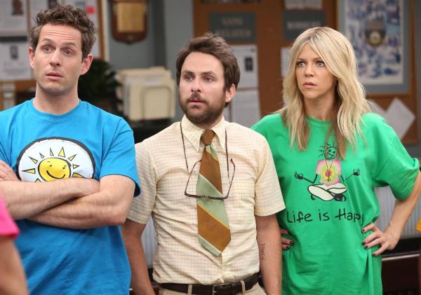 Bild 1 von 8: (v.l.n.r.) Dennis Reynolds (Glenn Howerton); Charlie Kelly (Charlie Day); Dee Reynolds (Kaitlin Olson)