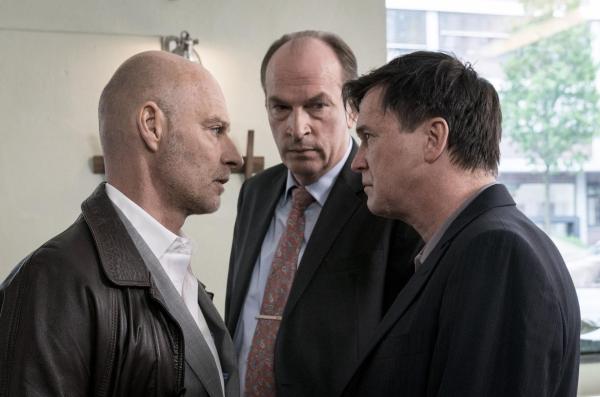 Bild 1 von 8: (v.l.n.r.) Marco Sladic (Simon Licht); Markus Gellert (Herbert Knaup); Gerd Matuschek (Uwe Bohm)