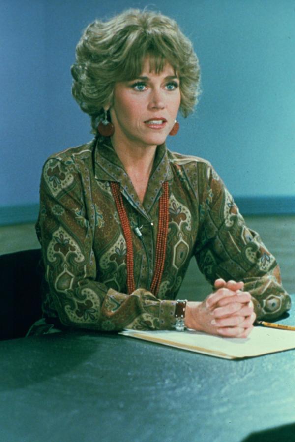 Bild 1 von 15: Hallie (Jane Fonda) befragt Sonnys Freunde um auf seine Spur zu kommen. Denn sie hofft, auf ein exklusives Interview mit dem ehemaligen Rodeo Champion.