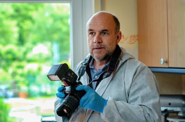 Bild 1 von 20: Im Bild: Dr. Henning Strahl (Christoph Tomanek) vermutet, dass Edda Brehm angegriffen wurde.