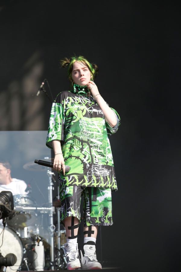 Bild 1 von 3: Billie Eilish auf der Hauptbühne des Richfield Avenue Berkshire Festivals im August 2019.