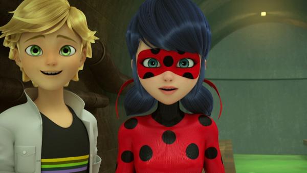 Bild 1 von 5: Bei den Bandproben von Kitty Section kommen sich Marinette und Luka näher. Doch als Adrien und Kagami gemeinsam zur Probe kommen, wird Marinette eifersüchtig und verliert das Interesse an Luka. Als Jagged Stone auf der Suche nach Ersatz für die Gitarristin, die er gerade gefeuert hat, aufkreuzt, schlägt Marinette nicht ihren Gitarristen Luka sondern Adrien vor, obwohl er Klavier spielt. Das ist der Moment, wo Desperada auftaucht, die akumatisierte Ex-Gitarristin von Jagged Stone. Mit Hilfe ihrer Instrumente kann sie andere in Sticker verwandeln und hat es besonders auf Adrien abgesehen â?¦