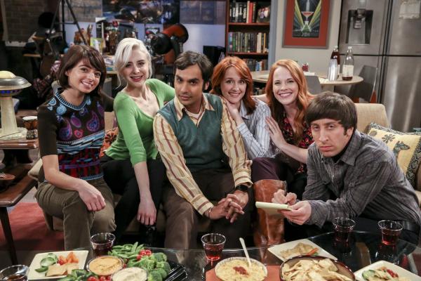 Bild 1 von 16: Um seine Frauenprobleme ein für alle Mal zu lösen, lädt Raj (Kunal Nayyar, 3.v.l.) seine Ex-Freundinnen Lucy (Kate Micucci, l.), Emily (Alessandra Torresani, 2.v.l.), Claire (Katie Leclerc, 3.v.r.) und Emily (Laura Spencer, 2.v.r.) ein, doch auch Howard (Simon Helberg, r.) kann nicht verhindern, dass das Ganze in einem Fiasko endet ...