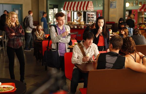 Bild 1 von 60: Britta (Gillian Jacobs, l.) und Jeff (Joel McHale, 2.v.r.) müssen sich mit Kelly (Jillian Rose Reed, 3.v.r.), Scott (Dean Collins, 2.v.l.) und Mark (Jared Kusnitz, 3.v.l.), drei vorlauten Highschool-Schülern herumschlagen, deren kindisches Verhalten sie auf die Palme bringt. Doch Jeff hat einen Plan, als er Marks Mutter (Lisa Rinna, r.) kennenlernt ...