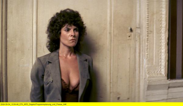 Bild 1 von 10: Maggie (Adrienne Barbeau) will die Gefängnisinsel verlassen.