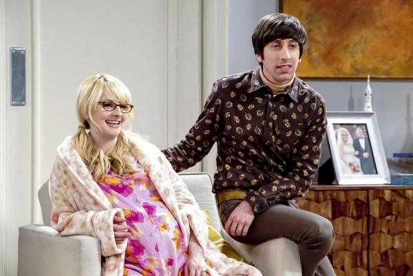 Bild 1 von 6: Howard (Simon Helberg, r.) stellt Bernadette (Melissa Rauch, l.) zur Rede, als er erfährt, dass sie bereits entschieden hat, wie ihr Kind heißen soll ...