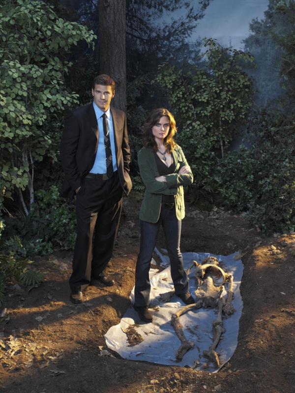 Bild 1 von 10: (1. Staffel) - Booth (David Boreanaz, l.); Dr. Brennan (Emily Deschanel, r.)