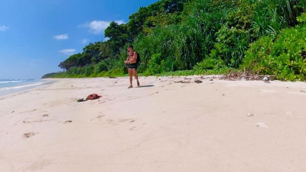 Bild 1 von 6: Im Bild: John Chau geht am Strand im indischen Port Blair auf den Andamanen spazieren.