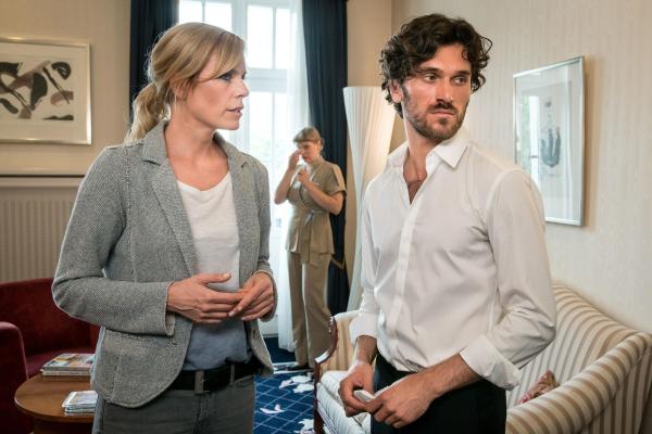 Bild 1 von 5: Ina Zimmermann (Melanie Marschke, l.); Valentin Bertrano (Vladimir Korneev, r.)