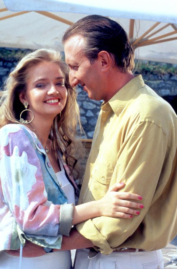 Bild 1 von 2: Im Bild: Julia Biedermann (Ida), Mike Krüger (Bob Sager).