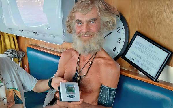 Bild 1 von 15: Der Einhandsegler Tim Shaddock treibt 2023 rund zwei Monate lang auf seinem manövrierunfähigen Katamaran mitten auf dem Pazifik, bis er von einem Thunfischfänger gerettet wird.