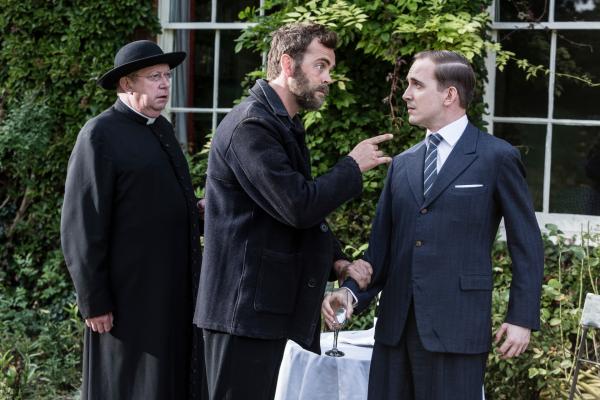 Bild 1 von 5: Sid Carter (Alex Price, M.) hält seinen ehemaligen Pflichtverteidiger Giles Foster (David Reed, r.) für korrupt und konfrontiert ihn auf der Feier. Father Brown (Mark Williams, l.) will vermeiden, dass Sid eine Dummheit begeht und begleitet ihn daher.