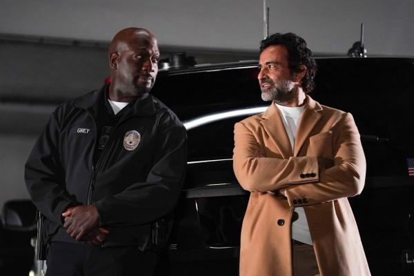 Bild 1 von 3: Der unerwartete Besuch des italienischen Kommissars Cabarelli (Federico Dordei, r.) bietet Sergeant Grey (Richard T. Jones, l.) die Chance, endlich das Büro zu verlassen und selbst zu ermitteln. Doch dann entpuppt sich der Einsatz als komplizierter als gedacht.