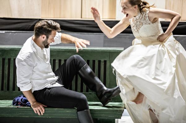 Bild 1 von 6: Die junge Louise (Elsa Dreisig) und ihr Geliebter Julien (Adam Smith) in der Neuinszenierung von Gustave Charpentiers Opernerfolg ?Louise?
