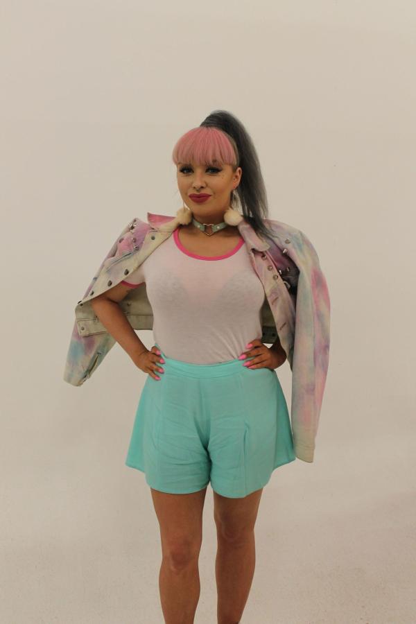 Bild 1 von 1: Sängerin Aimee (Bild) liebt pastellfarbene Outifts und bezeichnet sich selbst als \