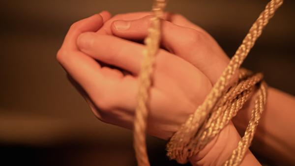 Bild 1 von 4: Das Fesseln - ist eines der Rituale, mit denen Volker E. seine Morde beginnt.