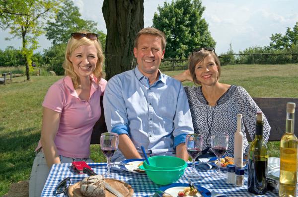 Bild 1 von 1: Von links: Die Moderatoren Anna Lena Dörr, Jens Hübschen und Annette Krause beim echten Pfälzer Picknick.