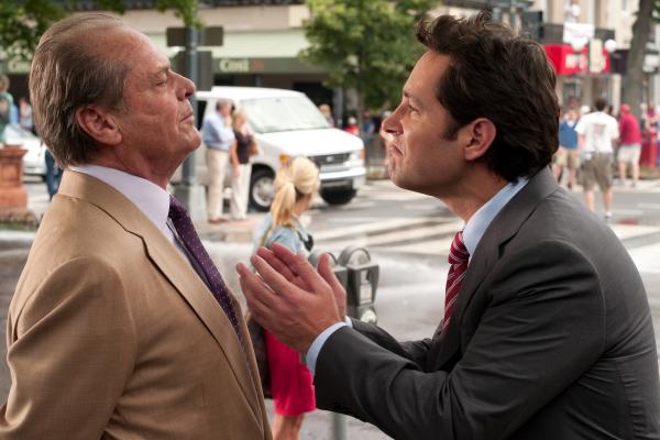 Bild 1 von 3: George (Paul Rudd, r.) ist von seinem Vater Charles (Jack Nicholson, l.) enttäuscht, der ihn in geschäftlichen Angelegenheiten hinters Licht geführt hat.