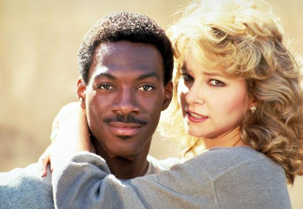 Bild 1 von 8: Da die Cops in Beverly Hills nicht mit ihrem chaotischen Kollegen Axel (Eddie Murphy, r.) zu tun haben wollen, ist Axel gezwungen, den Fall allein aufzuklären, bis die schöne Jenny Summers (Lisa Eilbacher, l.) ihm hilft ...