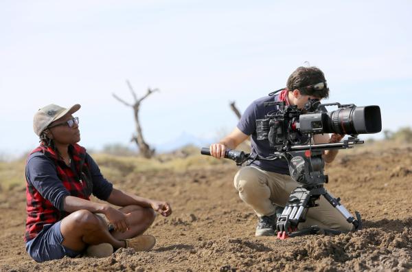 Bild 1 von 4: Produzentin Faith Musembi (li.) und Kameramann Justin Purefoy (re.) brauchen viel Geduld, vor allem um Bilder von den jungen Afrikanischen Wildhunden einzufangen.