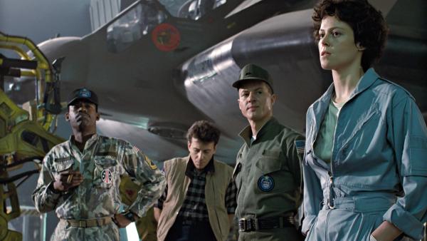 Bild 1 von 6: Als der Kontakt zu einer Raumkolonie abbricht, begleitet Ripley (Sigourney Weaver, re.) als Beraterin einen Trupp Elite-Soldaten (u.a. Al Matthews, Paul Reiser, William Hope)