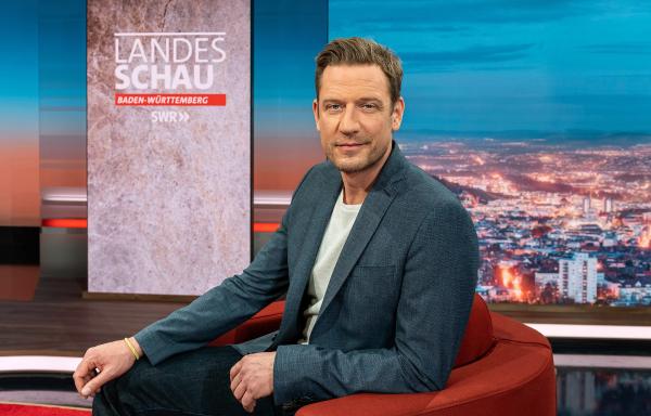 Bild 1 von 2: Montag bis Freitag um 18:15 Uhr im SWR Baden-Württemberg mit Moderator Florian Weber.
