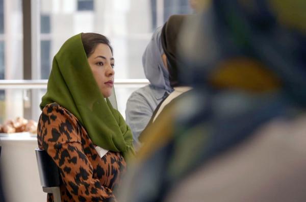 Bild 1 von 4: Die ehemalige Journalistin Nilofar Moradi musste aus ihrem Heimatland Afghanistan fliehen. Von ihrem Exil in Kanada aus versucht sie, die Aufmerksamkeit der Weltöffentlichkeit auf die Krise in Afghanistan zu lenken.