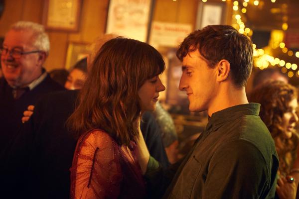 Bild 1 von 6: Glücklich vereint tanzen Marianne (Daisy Edgar-Jones) und Connell (Paul Mescal) inmitten vieler Leute. Dabei haben sie nur Augen für einander.