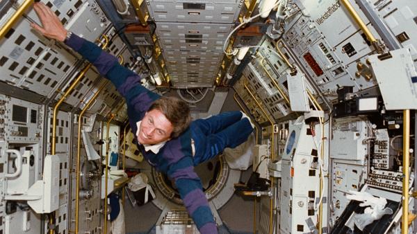 Bild 1 von 2: Im Jahre 1993 flog Astronaut Ulrich Walter selbst für zehn Tage an Bord eines Space-Shuttles in die Erdumlaufbahn. In dieser Episode erklärt er dem Publikum mehr über rätselhafte Beobachtungen am Rand unseres Sonnensystems.