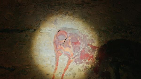 Bild 1 von 3: Satanische Symbole auf den Wänden der Burg.