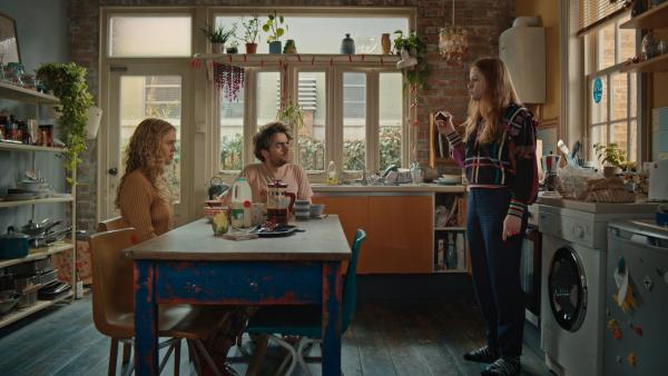 Bild 1 von 3: Carrie (Sofia Oxenham, r.), Jizzlord (Luke Rollason, M.) und Jen (Máiréad Tyers, l.) diskutieren, wem was in der Küche gehört. Carrie weist Jen zurecht, dass sie sich kaum ins WG-Leben einbringt.