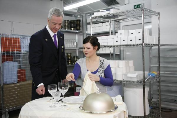 Bild 1 von 9: Marcel (Thomas Engel, l.) bereitet Eva (Anett Heilfort, r.) mental auf ihre neue Rolle vor ...
