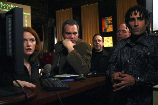 Bild 1 von 44: Law & Order Criminal Intent Season03 EP F.P.S., Law & Order Criminal Intent Staffel03 EP Blutiges Spiel, regie USA 2003-2004, darsteller (L-R) (foreground) Samantha Buck, Vincent D'Onofrio, Jonathan Hova