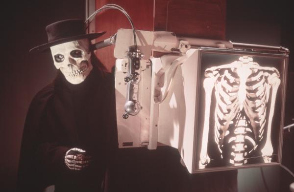 Bild 1 von 1: Ein unheimlicher Mörder in einer furchterregenden Totenkopfmaske hat es auf die Menschen im Umfeld von Sir Cecil abgesehen. Als Sir Cecil seinen verstorbenen Bruder als potenziellen Mörder verdächtigt, gerät er selbst zunehmend in Gefahr.