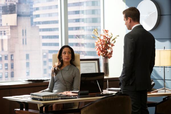 Bild 1 von 2: Jessica (Gina Torres) und Harvey (Gabriel Macht) stehen unter Druck - die Kanzlei braucht dringend Unterstützung im Kampf gegen Hardman. Doch können sie Dana Scott wirklich trauen?