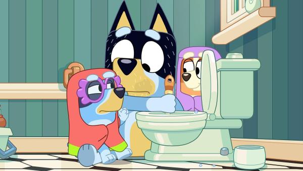 Bild 1 von 3: Bingo und Bluey spielen Oma, doch als Bingo den Floss-Dance tanzt, besteht Bluey darauf, dass Omas den Tanz nicht tanzen können. Uneinig darüber wer Recht hat, rufen sie ihre eigene Oma an, um eine Antwort auf ihre Frage zu bekommen.