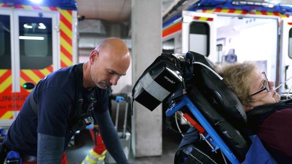 Bild 1 von 4: Notfallsanitäter Daniel Zeier im nächtlichen Einsatz in Fulda