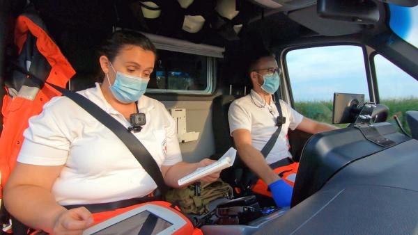Bild 1 von 2: Sanitäter Marie Praß-Cuenca und Fabian Essigkrug vom Roten Kreuz Dachau im Einsatz