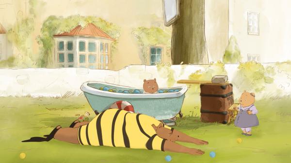 Bild 1 von 3: Bolero (li.) spielt ausgelassen mit den Bärenkindern im neuen \