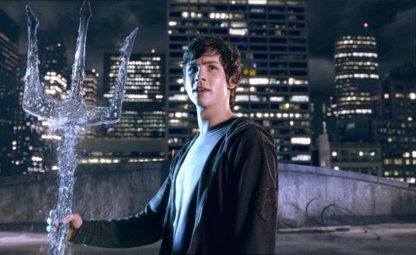 Bild 1 von 3: PJ-388    Percy Jackson (Logan Lerman) stands triumphant with the trident belonging to his father, the Greek god Poseidon. Photo credit: Courtesy Twentieth Century Fox