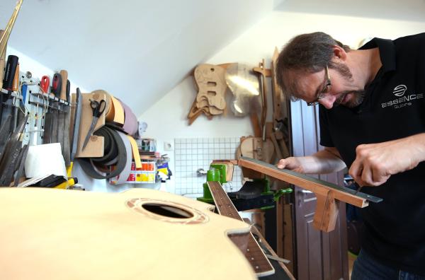 Bild 1 von 2: Tobias Ahlke ist so etwas wie ein Gitarren-Maßschneider.
