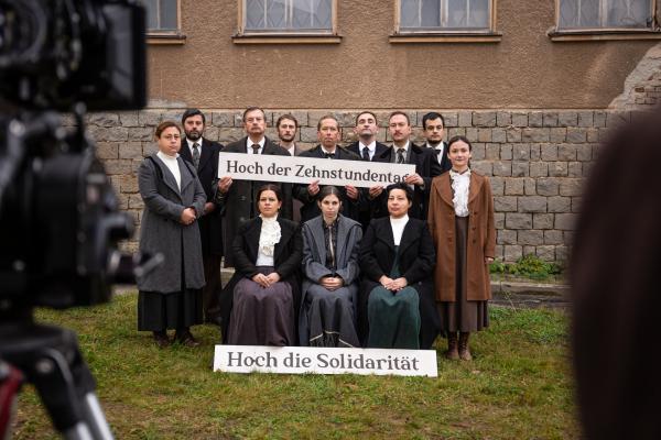 Bild 1 von 15: Im Juli 1903 beschließt die Textilarbeitergewerkschaft in Crimmitschau, ein halbes Dutzend Fabriken zu bestreiken. Ihr Aufstand wird deutschlandweit zum Symbol einer solidarischen Arbeiterklasse. (Spielszene)